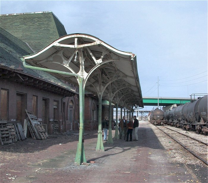 keokuk_depot_platform_umbrella.jpg