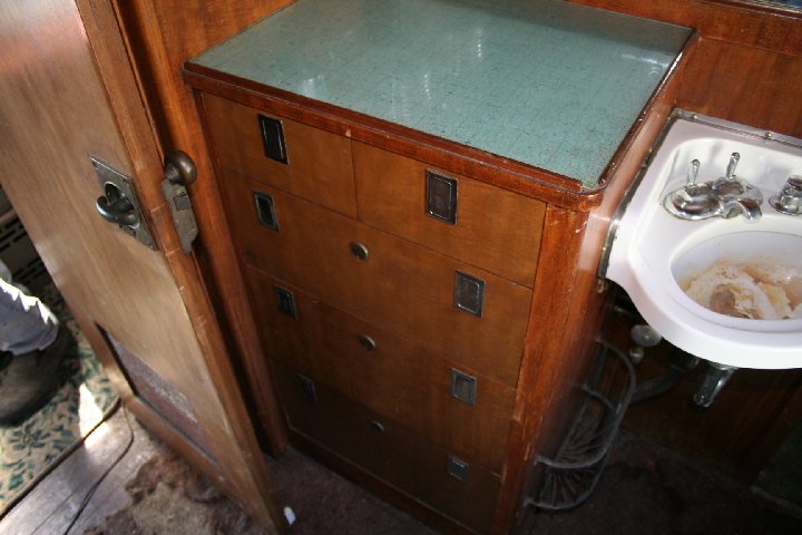 ICDRESSER2.jpg