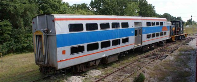 Highliner 1529 moving to display track 9-08.jpg
