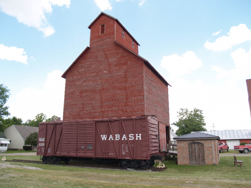 Hawes IL elevator and Wabash boxcar 6-22-08.jpg