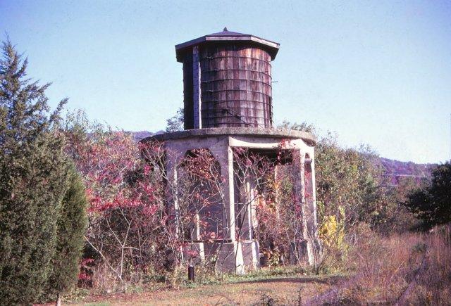 NYS&W Sparta Water Tank c-Fall 1973 EHG sm.jpg