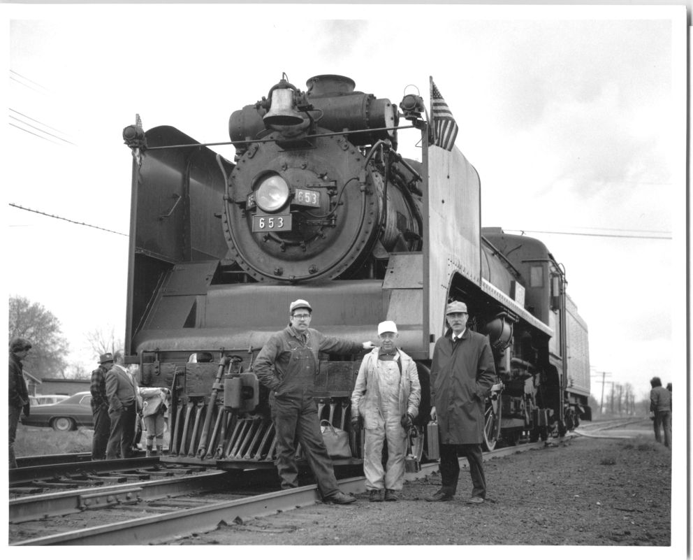 CPR 127-D&H 653 at Rouses Pt w crew 4-1973 sm.jpg