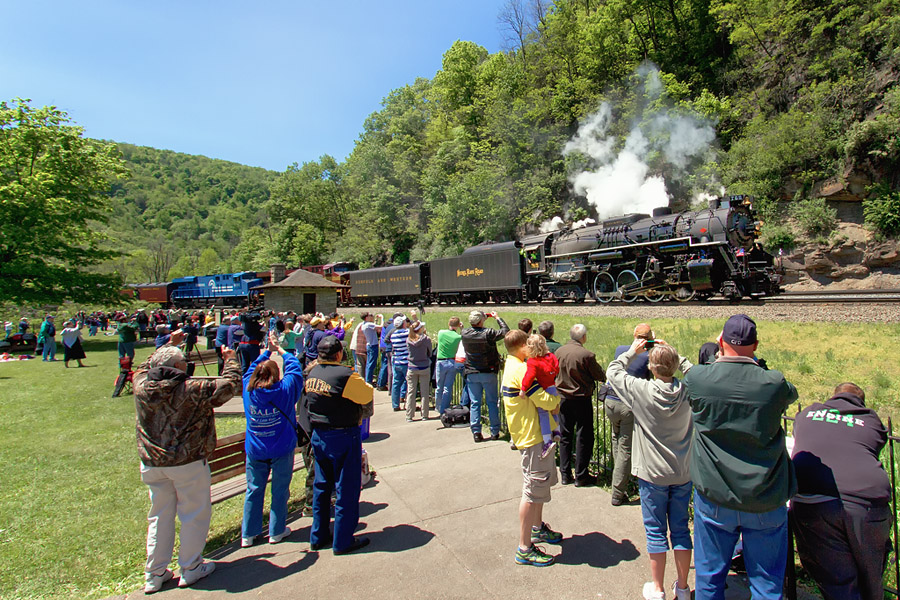 NKP 765 HSC Crowd LR.jpg