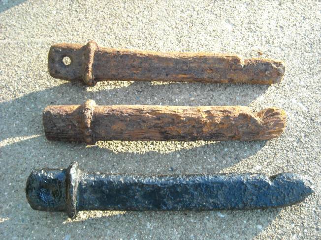 Flat_pins_with_notch_001_652x489[1].jpg