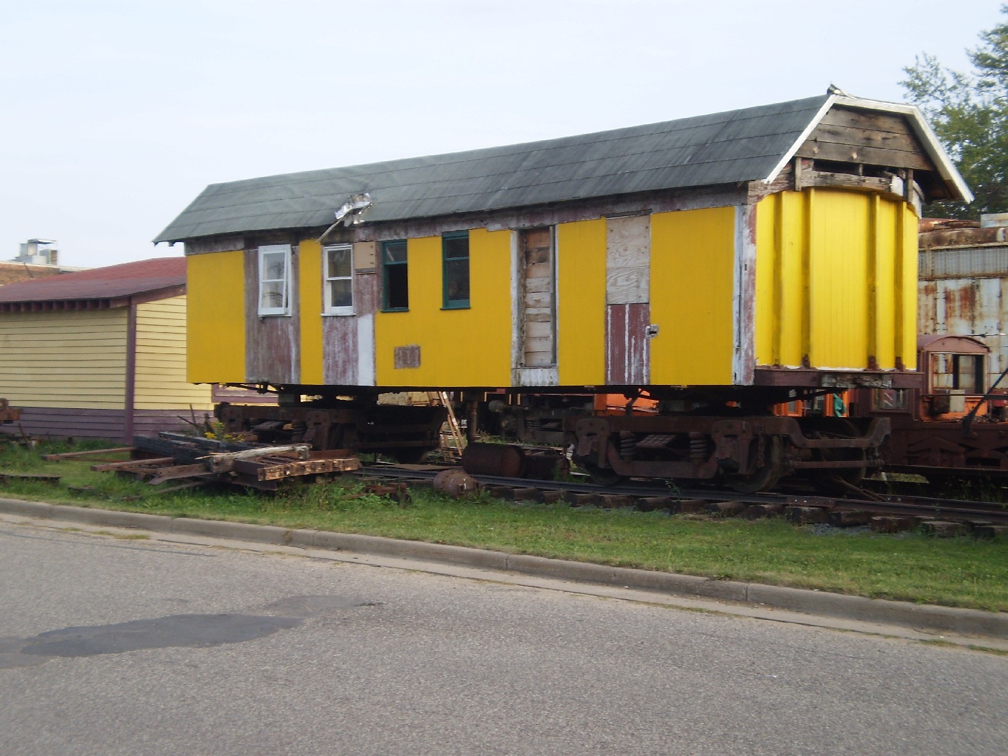 ResizedImageMailcar2009afterpaintand2windows.jpg