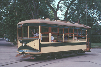 Car 21 navigates the turn onto Roosevelt; Erik Ledbetter photo